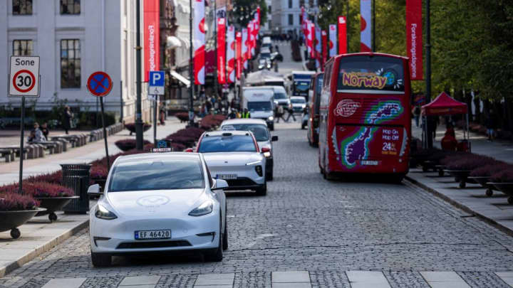 Os veículos elétricos Tesla Model Y da Oslo Taxi (L) e NIO ET5 da Nio Inc, uma fabricante chinesa de automóveis elétricos, circulam pela capital norueguesa, Oslo, em 27 de setembro de 2024. (Foto: Jonathan Nackstrand | Afp | Getty Images)