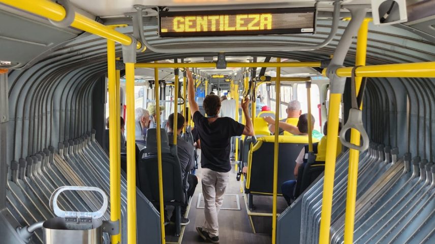 Gentileza gera benefícios em que pratica e em quem recebe (Foto: Custódio Coimbra/Agência O Globo)