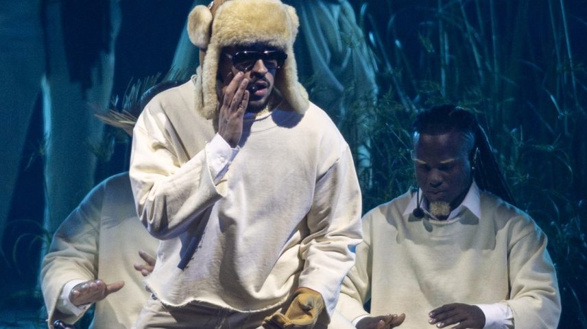 Bad Bunny no palco durante a primeira apresentação de sua residência de 30 shows no Coliseo de Porto Rico em San Juan, Porto Rico (Foto: Ricardo ARDUENGO / AFP)