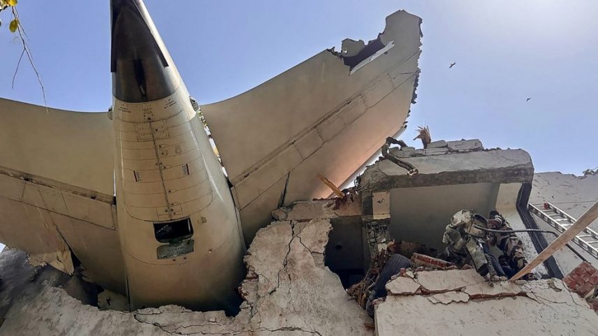 Cauda de avião da Air India que caiu em Ahmedabad, na Índia, encravada em prédio em 12 de junho de 2025. (Foto: CENTRAL INDUSTRIAL SECURITY FORCE/Handout via AFP)