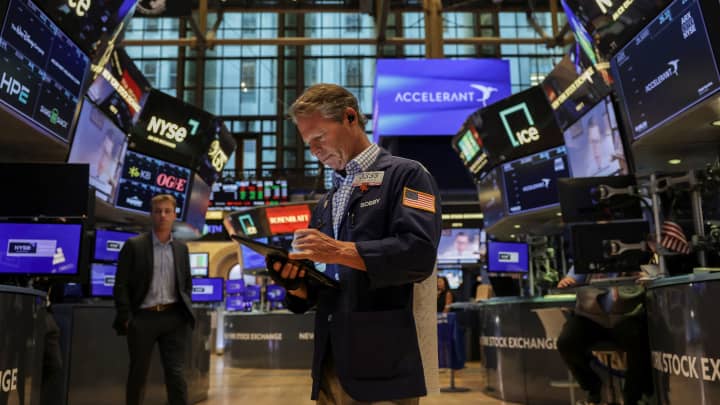 Traders trabalham no pregão da Bolsa de Valores de Nova York (NYSE) na cidade de Nova York, EUA, em 25 de julho de 2025. (Foto: Jeenah Moon | Reuters)