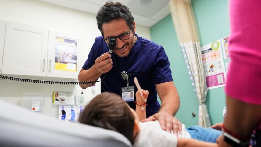 Uma criança é tratada em uma clínica na Califórnia em 26 de junho de 2025. (Foto: Godofredo A. Vásquez/AP)