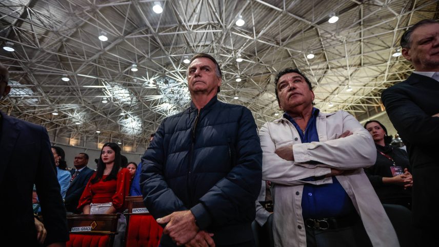 Ex-presidente Jair Bolsonaro (PL) participa de culto na Catedral da Benção, em Taguatinga, ao lado do senador Magno Malta (Foto: Gabriela Biló - 24.jul.25/Folhapress)