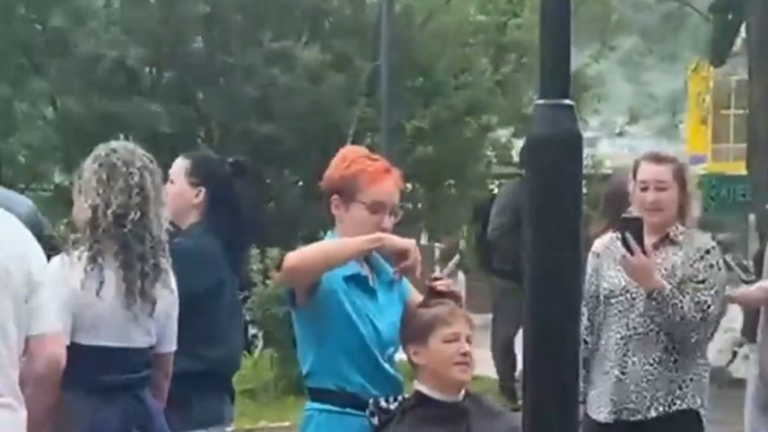 Registro mostra mulher sendo atendida com aparente tranquilidade após terremoto na Rússia (Foto: Reprodução)