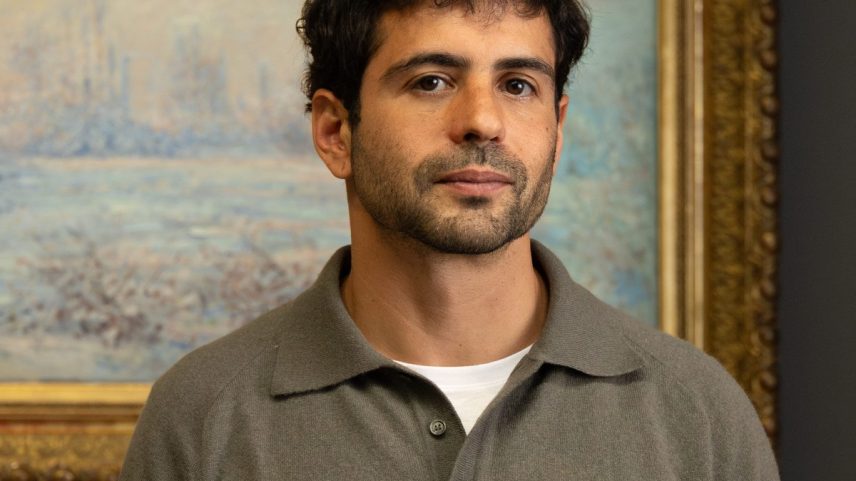 O pintor Lucas Arruda no Museu d'Orsay, em Paris — Foto: Allison Bellido Espichan