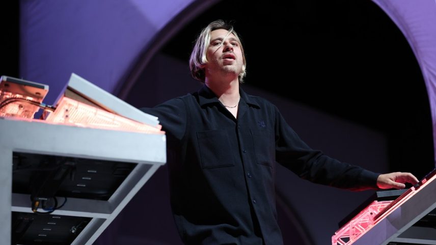 Músico eletrônico vencedor do Grammy, Flume, uniu forças com a artista multifacetada Emma Louise para criar um novo álbum colaborativo, 'DUMB.' (Foto: Reprodução)