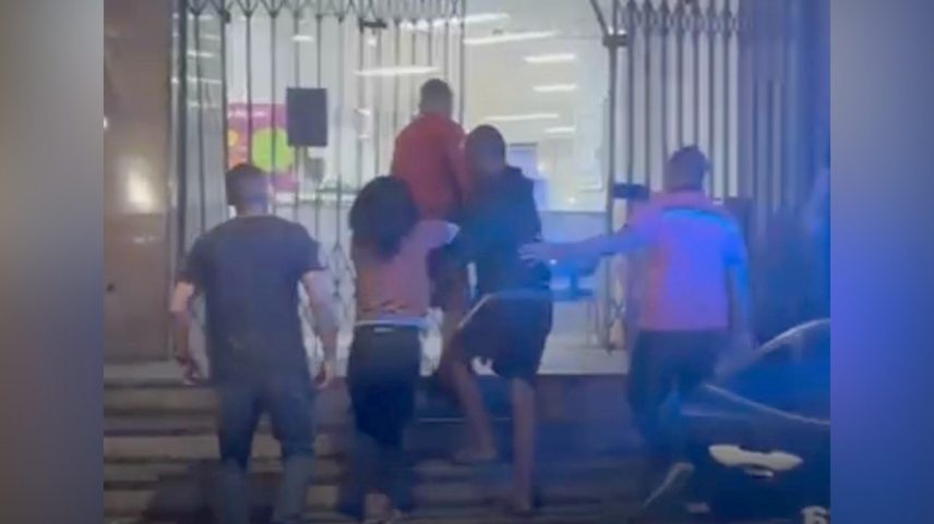 Os três presos na chegada à 1ª DP (Foto: Reprodução)