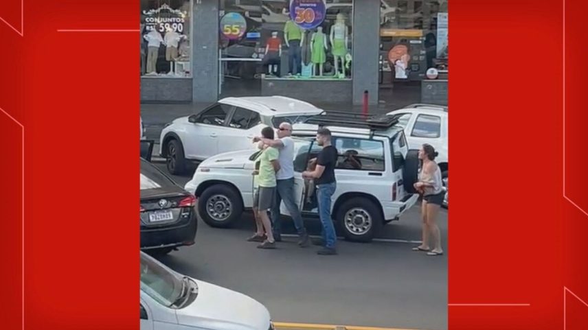 Policiais civis dão "mata-leão" em homem com filho no carro na Asa Norte. (Foto: Redes sociais/Divulgação)