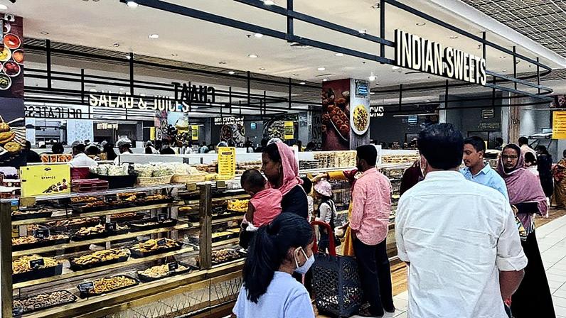 Compradores compram alimentos no sofisticado LuLu Hypermarket localizado no Lulu International Shopping Mall em Kerala, Índia, em 25 de maio de 2022. (Foto: Nurphoto | Nurphoto | Getty Images)