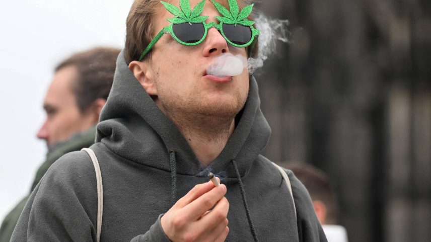 Jovem fuma maconha em Colônia, na Alemanha, para comemorar uma lei alemã que descriminaliza parcialmente o uso de Cannabis, em abril de 2024 (Foto: Jana Rodenbusch - 1º.abr.2024/REUTERS)