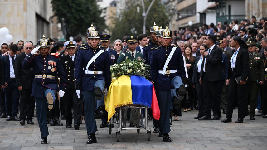 Guarda Presidencial leva o caixão do senador Miguel Uribe, em cerimônia fúnebre em Bogotá, em 12 de agosto (Foto: Luis Acosta/AFP)