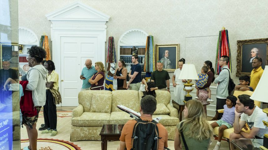 Visitantes na réplica do Salão Oval na Associação Histórica da Casa Branca, em Washington (Foto: Eric Lee - 2.ago.2025/NYT)