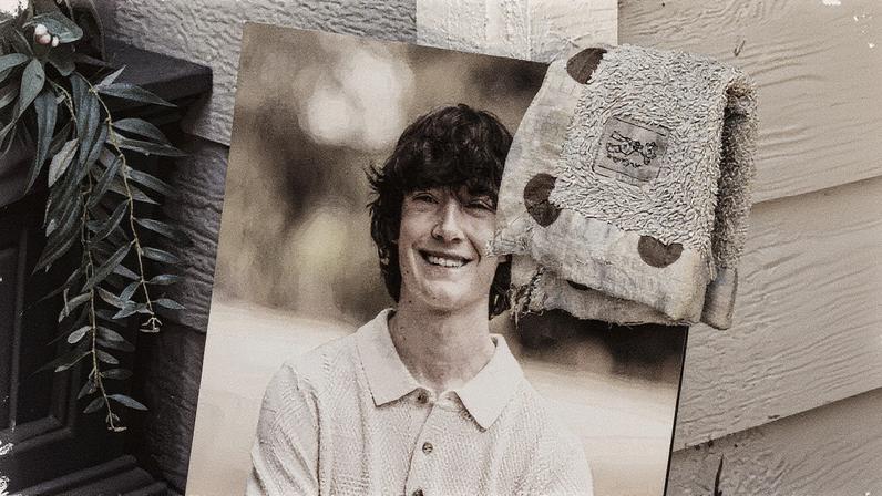 Uma foto de Adam Raine, tirada pouco antes de seu suicídio aos 16 anos, com seu cobertor de bebê, na casa da família em Rancho Santa Margarita, Califórnia (Foto: Mark Abramson/The New York Times)