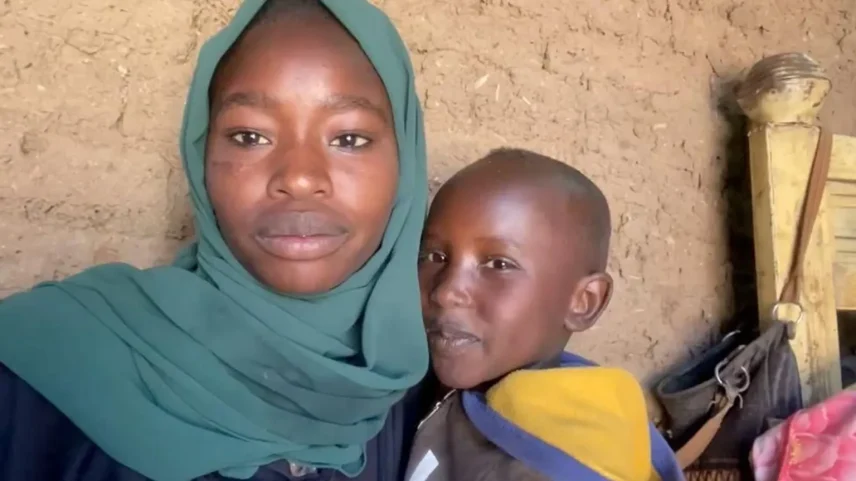 Hafiza e seu irmão, residentes de El-Fasher, perderam a mãe em agosto de 2024, quando um projétil atingiu o mercado onde ela estava trabalhando. (Foto: Hafiza)