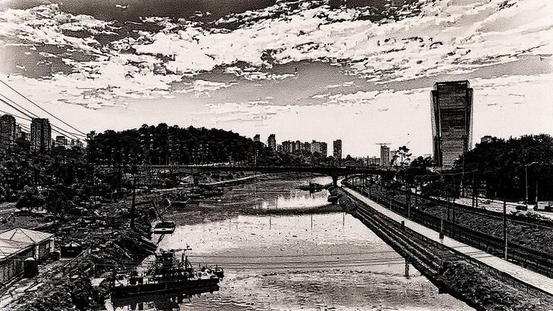 O rio Pinheiros na região próxima à ponte João Dias, uma das áreas alvo do plano para desenvolvimento urbano do chamado Arco Jurubatuba (Foto: Zanone Fraissat - 21.set.2022/Folhapress)