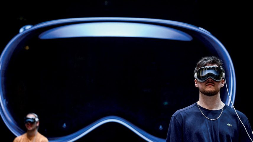 Apple Vision Pro: headset da Apple se tornou item de luxo desejado pelos consumidores mais tecnológicos (Foto: Julien de Rosa/AFP/Getty Images)