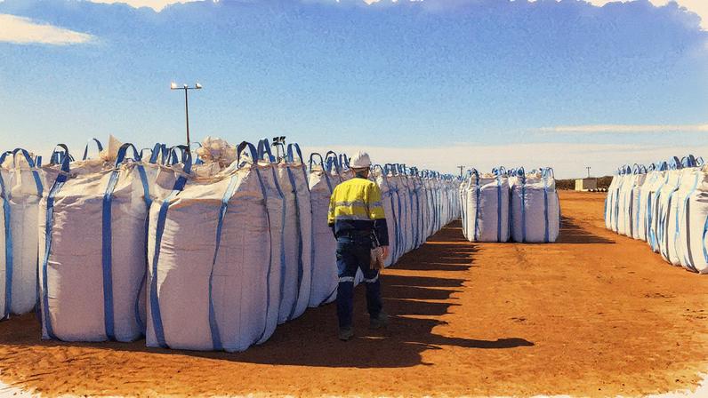 Sacas de terras raras prontas para serem enviadas à Malásia (Foto: Reprodução)