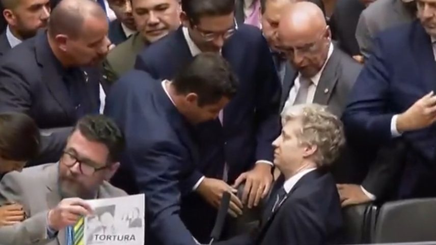 Deputado Marcel Van Hattem resiste em sair da cadeira do presidente da Câmara, Hugo Motta (Foto: Reprodução)