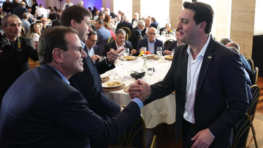 Governador do Paraná, Ratinho Jr., cumprimenta o prefeito do Rio, Eduardo Paes (Foto: Jonathan Santos/Governo do Paraná)