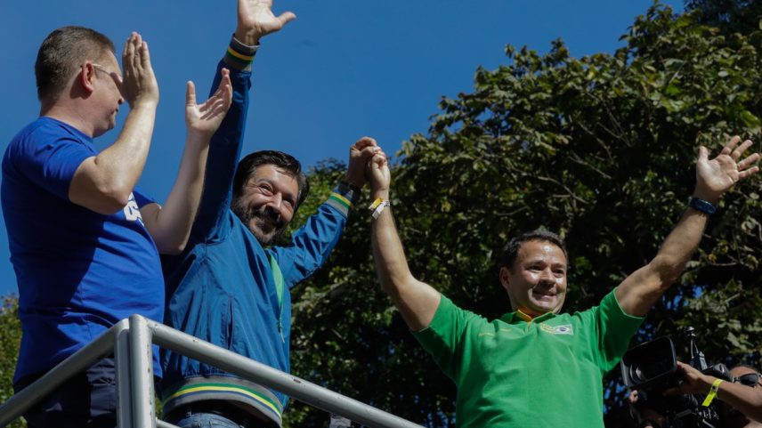 Prefeito Ricardo Nunes (MDB) e o vice, Mello Araújo (PL), durante ato em apoio ao ex-presidente Jair Bolsonaro na Avenida Paulista (Foto: Edilson Dantas/Agência O Globo)