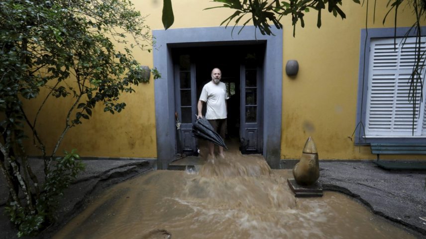 Casa do músico Bi Ribeiro ficou completamente alagada (Foto: Custódio Coimbra)
