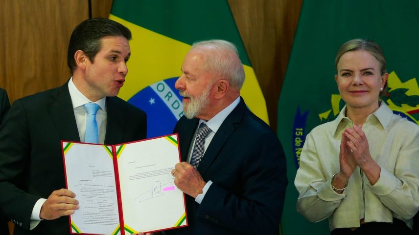 Lula e Hugo Motta durante reunião que tratou do projeto de lei que amplia isenção do Imposto de Renda; ao lado, a ministra Gleisi Hoffmann, da Secretaria de Relações Institucionais (Foto: Wilton Junior/Estadão)