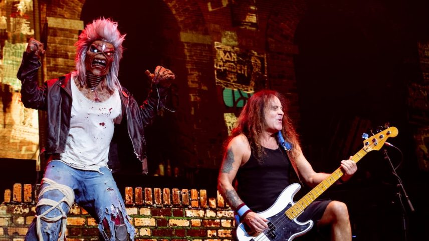 A mascote do Iron Maiden, Eddie, e o líder do grupo, Steve Harris, em um concerto do grupo inglês em Manchester no dia 22 de junho. (Foto: Shirlaine Forrest/WireImage)
