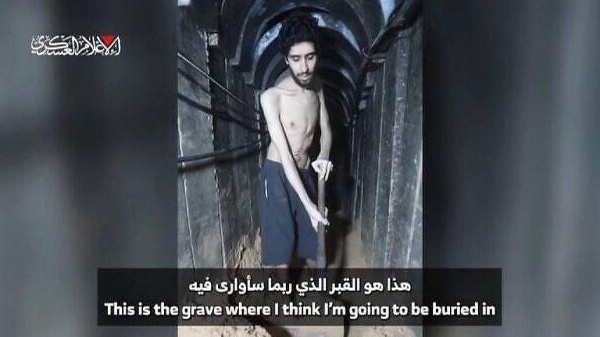 Evyatar David, refém mantido pelo Hamas, é filmado cavando o que ele diz temer que seja sua própria sepultura em um túnel em Gaza, em um vídeo de propaganda do Hamas que sua família autorizou para publicação (Foto: Reprodução)