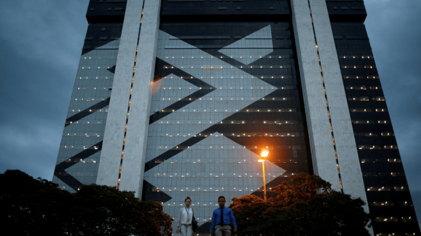 Um homem caminha em frente à sede do Banco do Brasil em Brasília, Brasil, 29 de outubro de 2019. (Foto: REUTERS/Adriano Machado/Foto de arquivo)