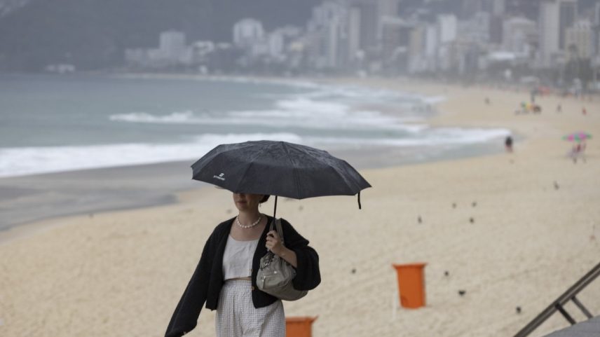 Chuva e frio na orla da Zona Sul. Na foto, a Praia do Arpoador (Foto: Márcia Foletto/Agência O Globo)