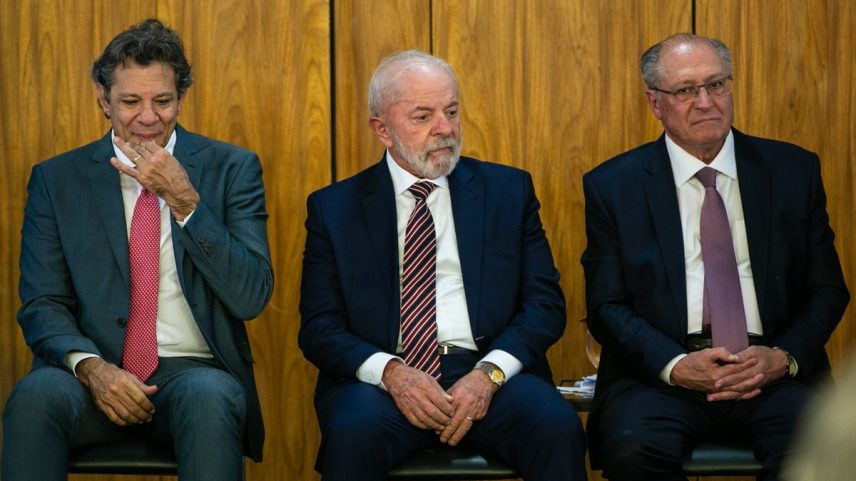 O presidente Lula ao lado do ministro da Fazenda, Fernando Haddad, e do vice-presidente Geraldo Alckmin (Foto: Brenno Carvalho / Agência O Globo)