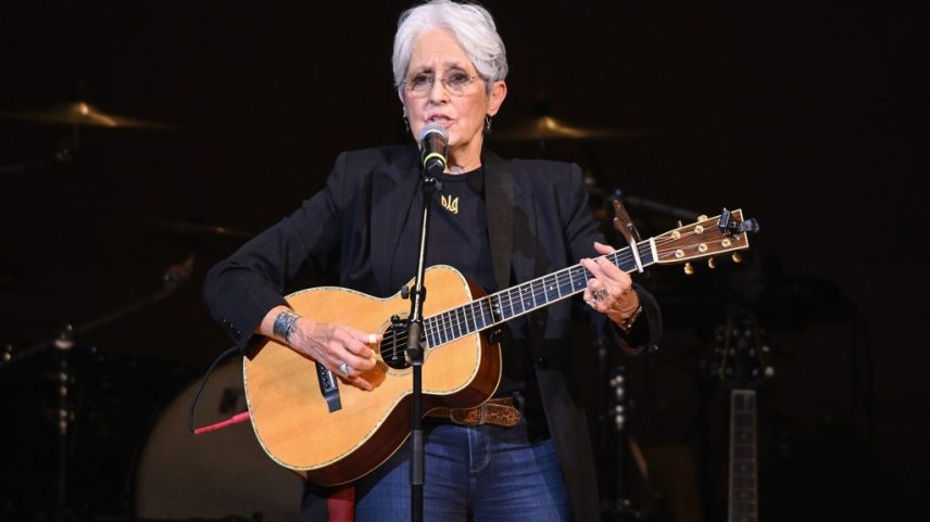 Joan Baez, Graham Nash, Sean Ono Lennon e outros assinam carta aberta alertando sobre a ameaça nuclear. A carta aparece no New York Times e na Variety. (Foto: Reprodução)