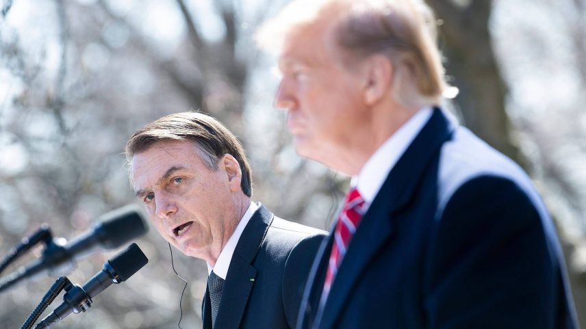 O ex-presidente brasileiro Jair Bolsonaro, à esquerda, e o presidente americano, Donald Trump, à direita, durante visita de Bolsonaro a Washington em 2019 (Foto: Brendan Smialowski/AFP)