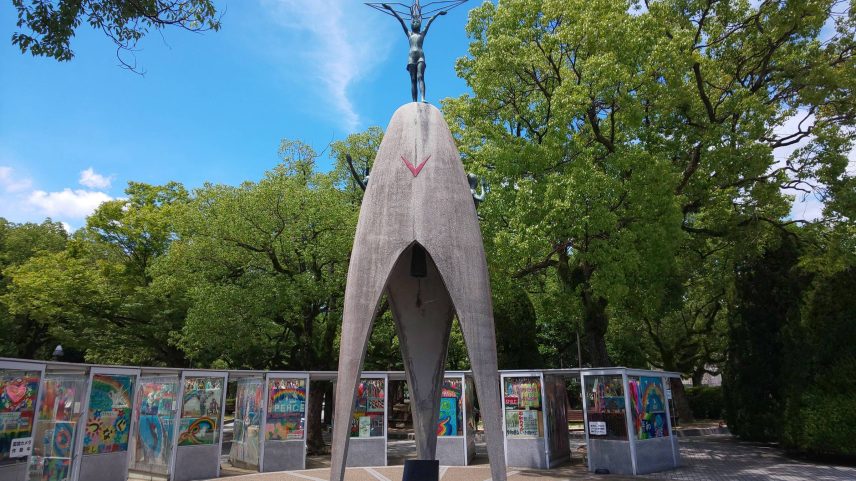 Foto disponível na exposição 'Heiwa, um apelo de paz', que mostra o monumento da menina Sadako (Foto: Prefeitura de Hiroshima/Divulgação)