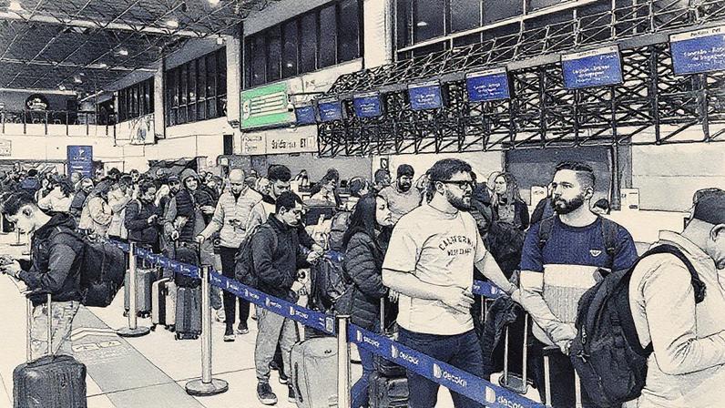Aeroporto de Guarulhos tem filas por causa de suspensão momentânea de operações na noite da quarta-feira, 11 (Foto: Redes sociais/Reprodução)