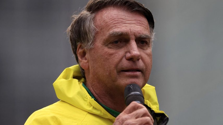 Jair Bolsonaro em ato na Avenida Paulista em abril (Foto: Miguel SCHINCARIOL/AFP)