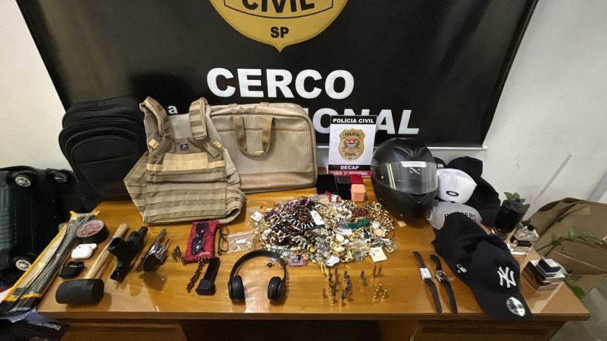 Objetos roubados pela quadrilha de apartamentos e casas foram recuperados com a prisão dos suspeitos, em São Paulo (Foto: Polícia Civil/Divulgação)