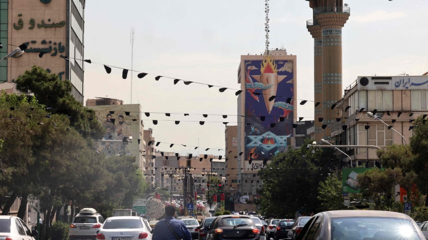 Pintura de bomba caindo sobre o símbolo de Israel em uma avenida de Teerã, capital do Irã. Ataques contra instalações nucleares iranianas podem levar regime a buscar arma nuclear (Foto: Atta Kenare/AFP)