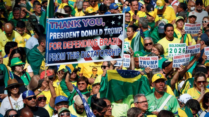 Manifestantes agradecem a Trump, defendem anistia e pedem Bolsonaro elegível: bandeiras sem apoio da maioria (Foto: Maira Erlich/Bloomberg/Getty Images)