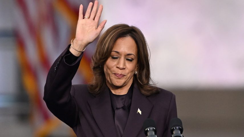 A vice-presidente dos EUA, candidata presidencial democrata, Kamala Harris, acena para os apoiadores no final de seu discurso de concessão na Howard University, em Washington, em novembro (Foto: SAUL LOEB / AFP)