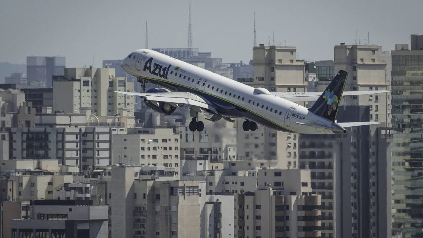 Avião da Azul decola no aeroporto de Congonhas (Foto: Bruno Santos/Folhapress)