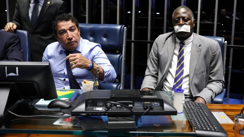 Senador Magno Malta e o deputado Hélio Lopes, do PL, acorrentados na mesa do plenário do Senado (Foto: Reprodução)