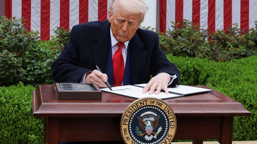 O presidente dos EUA, Donald Trump, assina ordem executiva sobre tarifas de importação, no Rose Garden da Casa Branca em Washington, D.C., EUA, 2 de abril de 2025. (Foto: REUTERS/Leah Millis)