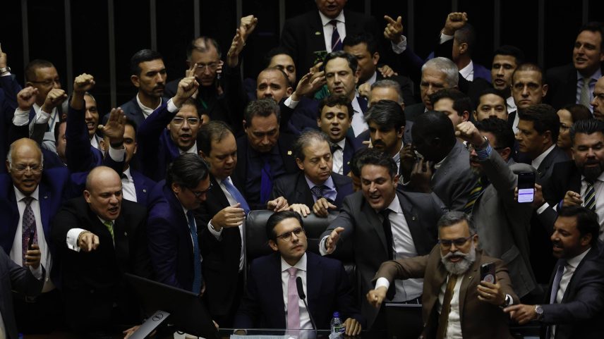 O presidente da Câmara dos Deputados, Hugo Motta (Republicanos-PB), reassume a Mesa Diretora após negociação com a oposição (Foto: Pedro Ladeira/Folhapress)