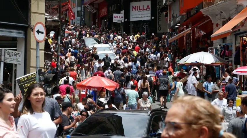 Região da 25 de março, na cidade de São Paulo, local conhecido pelo fluxo intenso de comércio e prestação de serviços (Foto: Paulo Pinto/Agência Brasil)
