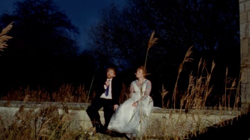 Ed Sheeran atormenta Rupert Grint, que interpreta o ex-stalker do pop star, no clipe da nova música "A Little More." (Foto: Reprodução)