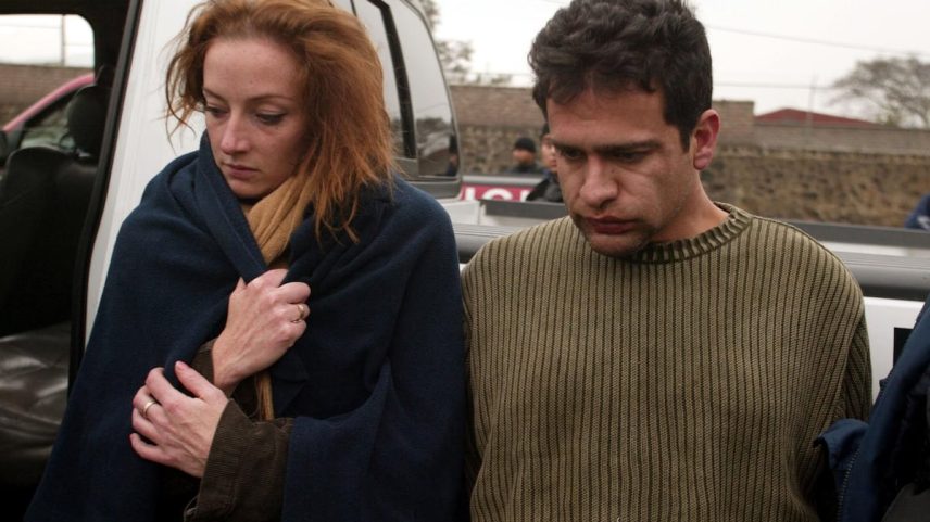 Israel Vallarta e Florence Cassez no momento de sua detenção, em 9 de dezembro de 2005, na Cidade do México. (Foto: Pedro Marrufo/Cuartoscuro)