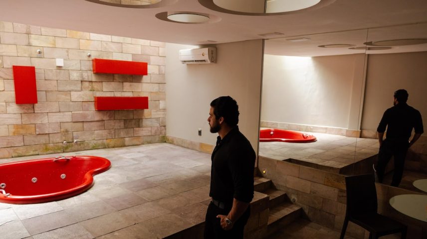 Motéis preveem retirar itens eróticos com o objetivo de adaptar hospedagens para a COP (Foto: Maria Magdalena Arrellaga/NYT)