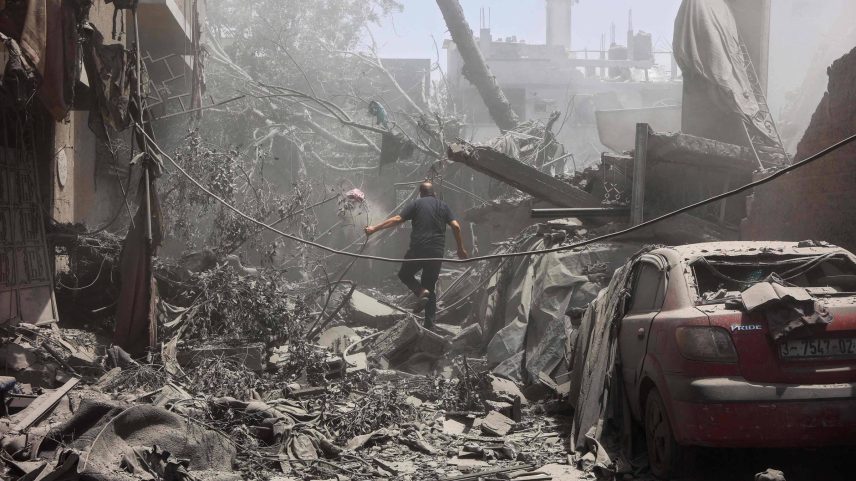 Palestino caminha em região devastada da Cidade de Gaza (Foto: Omar Al-Qattaa - 31.mai.25/AFP)