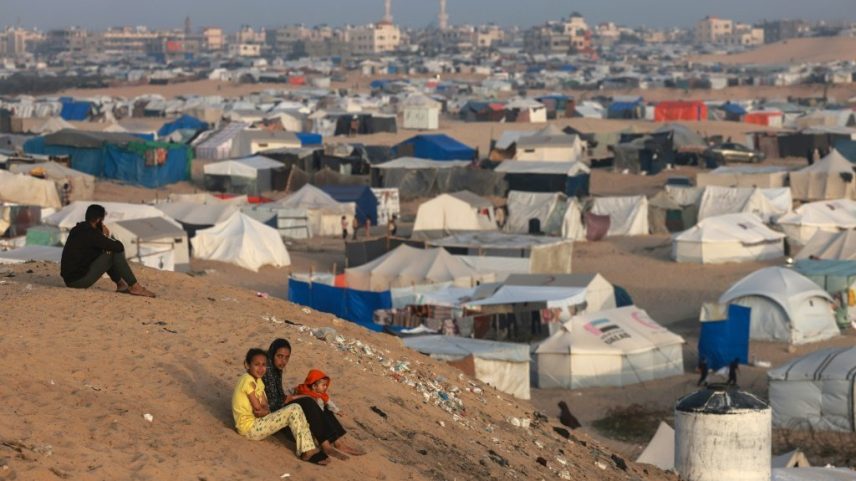 Crianças palestinas perto de campo de refugiados em Rafah, sul do território, em 30 de março de 2024. (Foto: AFP/AFP)